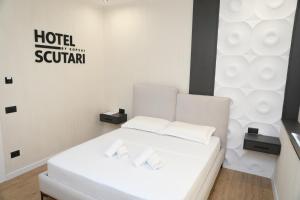 Postel nebo postele na pokoji v ubytování Hotel Scutari