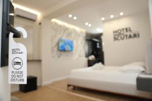 una stanza con un letto e un cartello in un negozio di Hotel Scutari a Shkodër