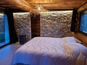 Postel nebo postele na pokoji v ubytování La Cabane de l'Étang du Domaine de la Forestière + 2 fotografie