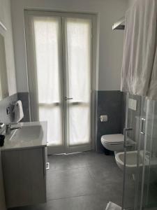 Casa Ghilbert في بيلاجيو: حمام مع مرحاض ومغسلة ودش