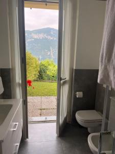 Casa Ghilbert في بيلاجيو: حمام مع مرحاض ونافذة مطلة