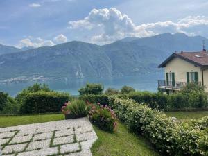 Casa Ghilbert في بيلاجيو: منزل مطل على بحيرة وجبال