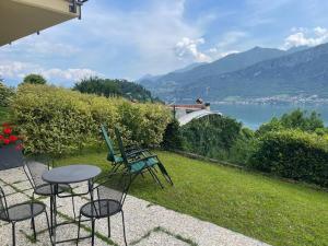 Casa Ghilbert في بيلاجيو: وجود طاولة وكراسي على فناء مطل على بحيرة +4 صور