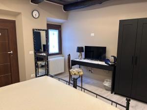 a bedroom with a desk with a computer and a keyboard at L Arcolaio in San Maurizio dʼOpaglio