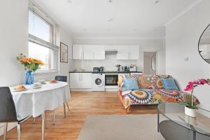 Kuchyň nebo kuchyňský kout v ubytování Family friendly - Stylish Kentish Town