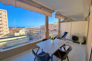 Balkón nebo terasa v ubytování Golfe Juan - 4 People - Sea View - Swimming Pool - Garage