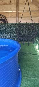 コラシンにあるVila Jasminaの青樽・テーブル・ブランコ