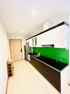 Η κουζίνα ή μικρή κουζίνα στο Serenity'homes-Căn Hộ view Vịnh Hạ long +5 φωτογραφίες