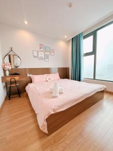 Ένα ή περισσότερα κρεβάτια σε δωμάτιο στο Serenity'homes-Căn Hộ view Vịnh Hạ long