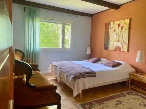 un dormitorio con una cama y una ventana en Villa Prud, en Kuopio 14 fotos más