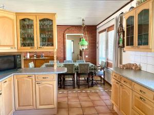 Una cocina con una mesa y un comedor. en Villa Prud, en Kuopio