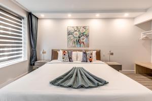 a bedroom with a large white bed with pillows at 77 St-Vallier Apparts Hôtel in Quebec City