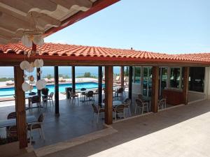 Bazén v ubytování Hotel Relax Dhermi nebo v jeho okolí
