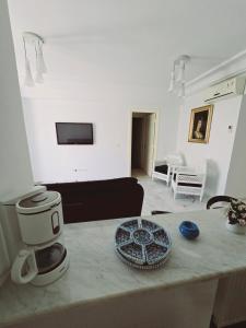TV o dispositivi per l'intrattenimento presso Karray Home Appartement Salon 2 RDC avec Jardin