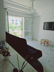 TV a/nebo společenská místnost v ubytování Karray Home Appartement Salon 2 RDC avec Jardin
