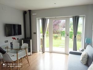 Μια τηλεόραση ή/και κέντρο ψυχαγωγίας στο Apartamentos Puerta de Gijon