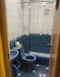 ein Badezimmer mit Toilette und Waschbecken in der Unterkunft D ROSSY House in Huaraz