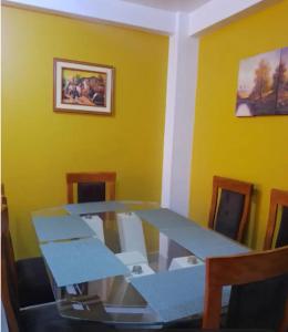 ein Esszimmer mit einem blauen Tisch und Stühlen in der Unterkunft D ROSSY House in Huaraz