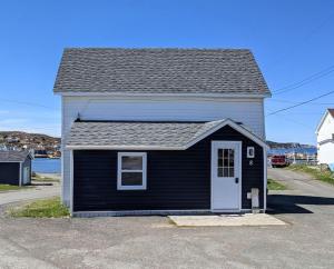 トウィリンゲートにあるHarbour House Twillingateの白黒の家