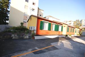 un edificio naranja y verde en un estacionamiento en La Luna Di Bruno, en Imperia