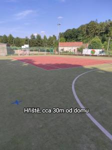 Fotografia z galérie ubytovania Pokoje v přízemí RD - terasa, bazén, zahrada v destinácii Nechvalín