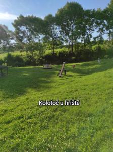Vonkajšia záhrada v ubytovaní Pokoje v přízemí RD - terasa, bazén, zahrada