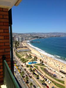 un balcón con vistas a la playa y al océano. en Ocean Pacific Dreams, en Viña del Mar