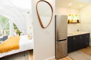 Η κουζίνα ή μικρή κουζίνα στο Timeless Luxe Dome - Mountain Views, Hot Tub, & Extra Amenities +13 φωτογραφίες