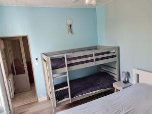 Posteľ alebo postele v izbe v ubytovaní LES CRISTELLES