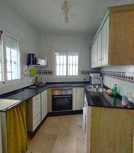 Η κουζίνα ή μικρή κουζίνα στο Casa Velazquez con terraza privada