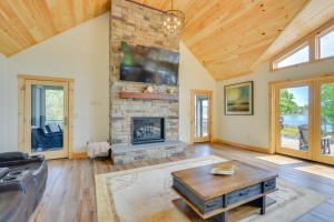 Posezení v ubytování Hot Tub and Dock Waterfront Wellesley Island Home!