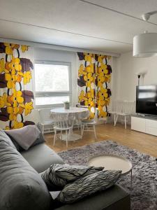 una sala de estar con un sofá y una mesa en Studio in Paimio, en Paimio