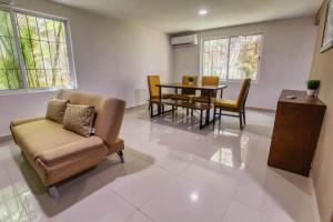 a living room with a couch and a table at En el centro de cancún, cercano a zona hotelera in Cancún