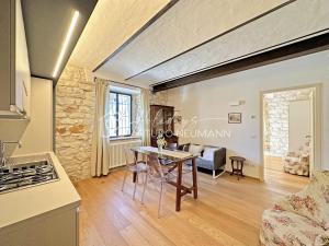Η κουζίνα ή μικρή κουζίνα στο 204- Villa Fernanda - Trilocale di charme al piano terra, immerso nel verde, in centro a Numana