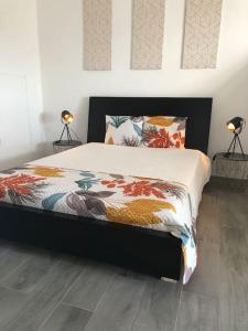 a bedroom with a large bed with two lamps on either side at Casa Calhandra-Real in Avis +13 photos