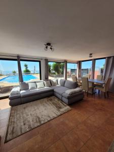 Un lugar para sentarse en Sunset Paradise Villa with Heated Pool