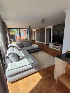 Un lugar para sentarse en Sunset Paradise Villa with Heated Pool