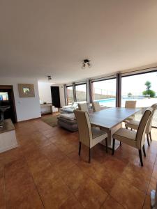 Un lugar para sentarse en Sunset Paradise Villa with Heated Pool 88 fotos más