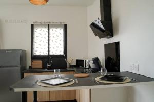 Una cocina con una encimera con dos platos encima. en Villa Savio, en Saint-Pierre 10 fotos más
