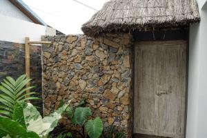 un edificio de piedra con una puerta y un muro de piedra en Villa Savio, en Saint-Pierre