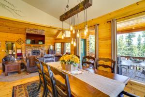 una sala da pranzo e un soggiorno con tavolo e sedie di Duck Creek Village Cabin with Deck and Private Hot Tub a Duck Creek Village
