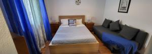 Cama ou camas em um quarto em Guesthouse of Alcobaça