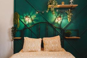 une chambre avec un mur végétal et un lit avec deux oreillers dans l'établissement Unique 2 bedroom Apartment in The Old Town, à Tallinn