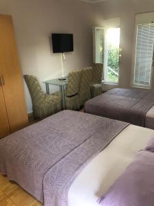 巴尔Apartmani Milanovic Susanj的有两张床和一张桌子的酒店房间 更多15张照片