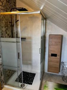 a shower with a glass door in a bathroom at Casa Boa Vista in Abrunheiro Grande