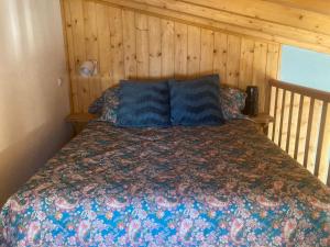 a bedroom with a bed with a blue pillow at Love Tiny House in Faro