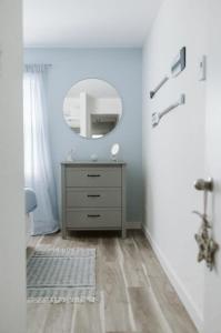 un bagno con specchio e cassettiera in una stanza di Etoile bleue Beach bike shops Magog-Orford a Magog-Orford Altre 42 foto