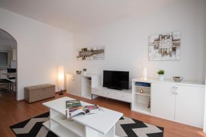 カスタヴにあるVilla Paolaのリビングルーム(白い家具、テレビ付)