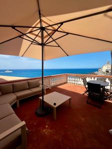 a living room with a couch and an umbrella at ALBACHIARA by CefaLux in Cefalù