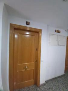 una puerta de madera en una habitación con una pared blanca en Calle San Pablo, en Zaragoza
